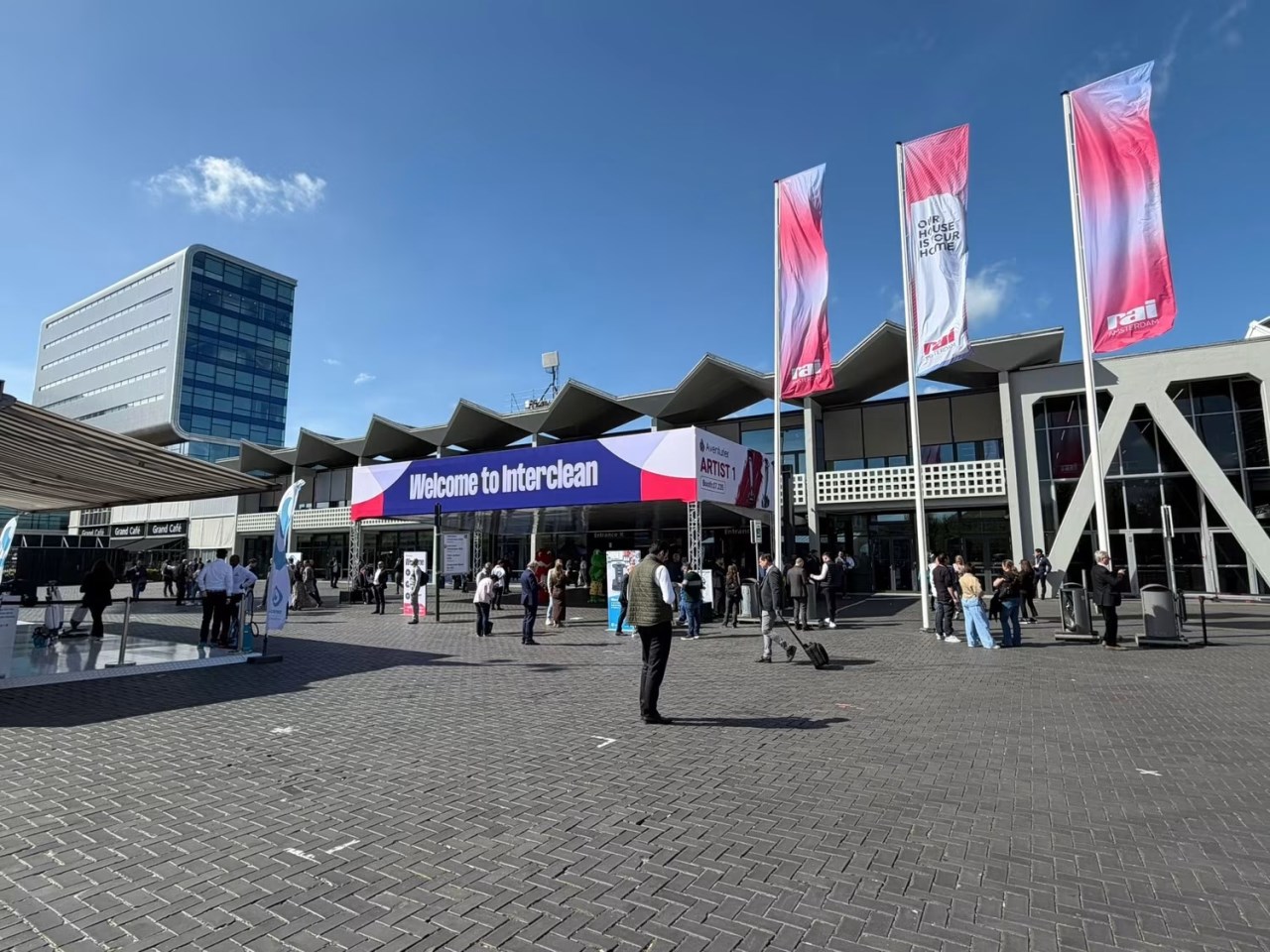 Interclean Amsterdam 2026 展會入口，RAI 會展中心前的參觀人潮